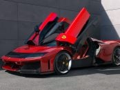 ferrari f80 vermelha frente parada com portas abertas