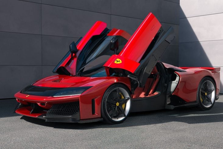 ferrari f80 vermelha frente parada com portas abertas