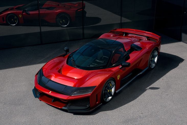 ferrari f80 vermelha frente vista de cima