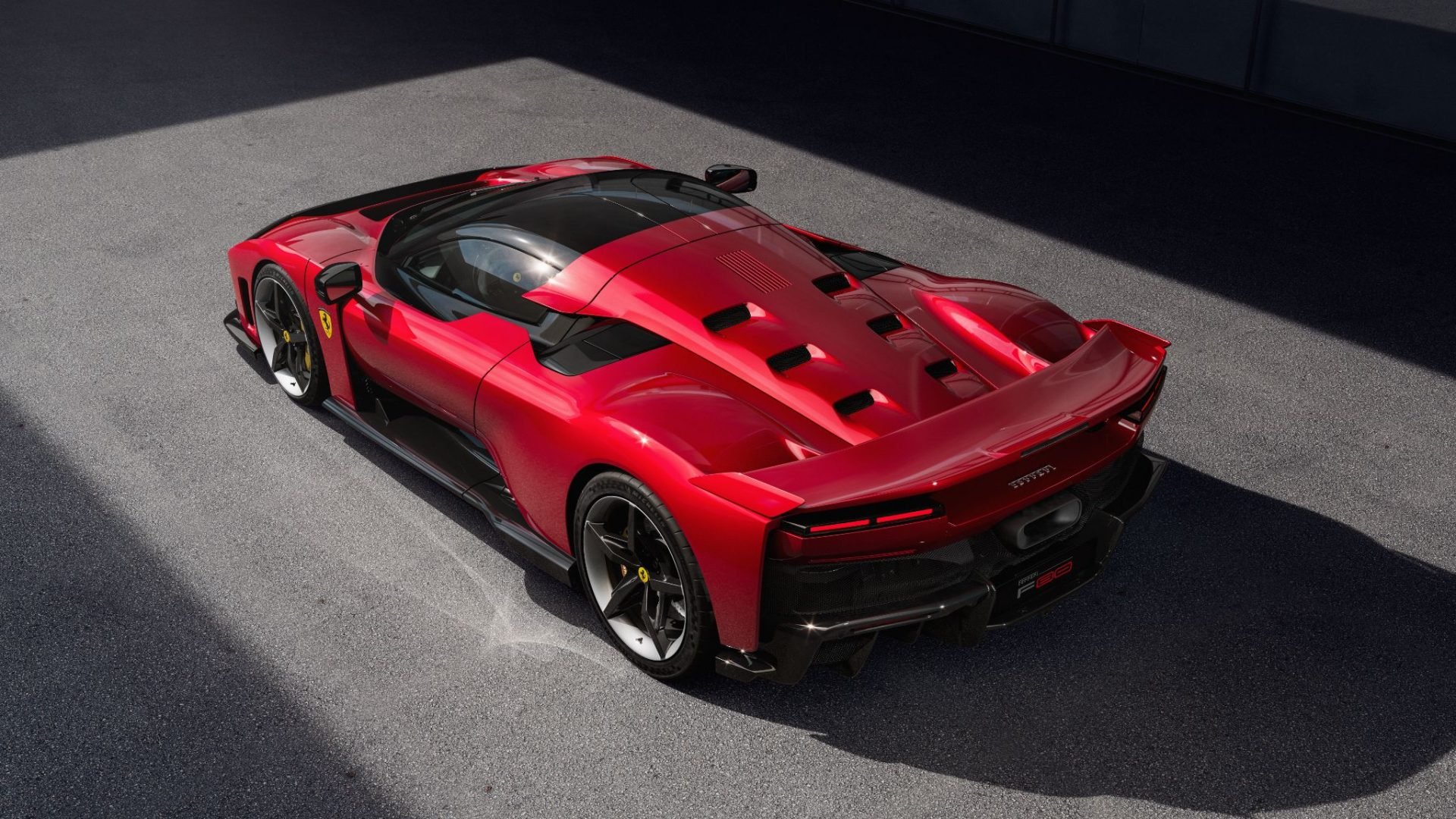 ferrari f80 vermelha traseira parada