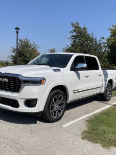 RAM 1500 LARAMIE 2025 BRANCA FRENTE LATERAL