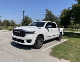 RAM 1500 LARAMIE 2025 BRANCA FRENTE LATERAL