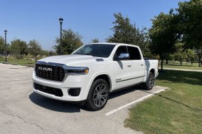 RAM 1500 LARAMIE 2025 BRANCA FRENTE LATERAL