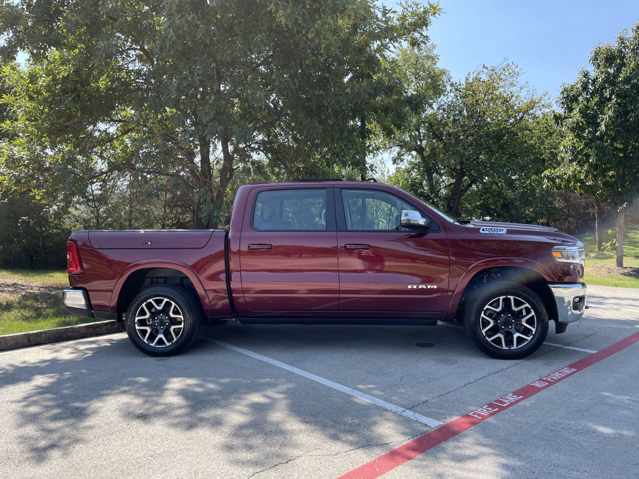 RAM 1500 LARAMIE 2025 VINHO FRENTE LATERAL TRASEIRA INTERIOR (4)