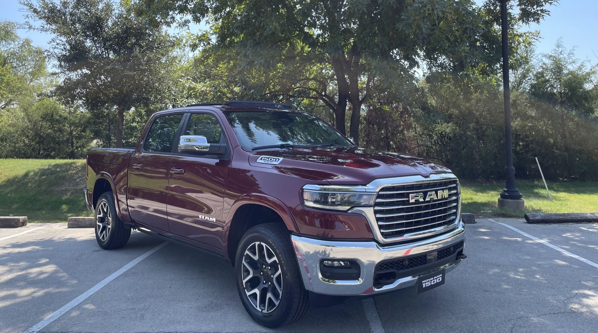 RAM 1500 LARAMIE 2025 VINHO FRENTE LATERAL TRASEIRA INTERIOR (5)