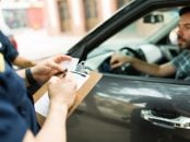 shutterstock policial multando motorista em carro multas de trânsito