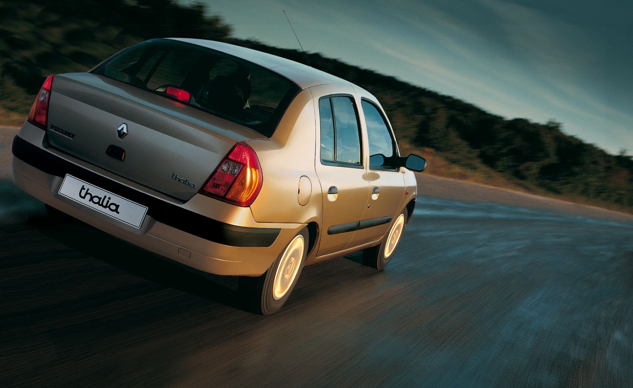 renault thalia bege traseira em movimento