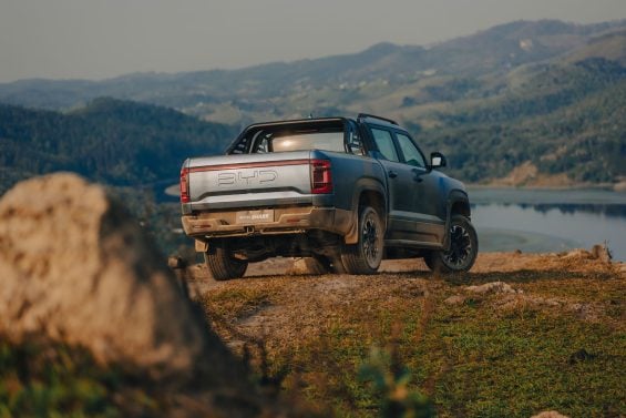 BYD Shark 2025 azul traseira parada (3) BYD Shark 2025 azul traseira parada (3)