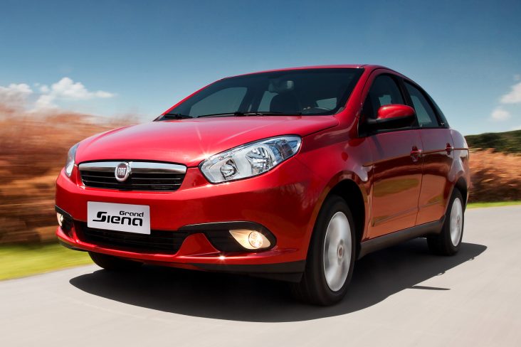 FIAT GRAND SIENA 2015 VERMELHO EM MOVIMENTO