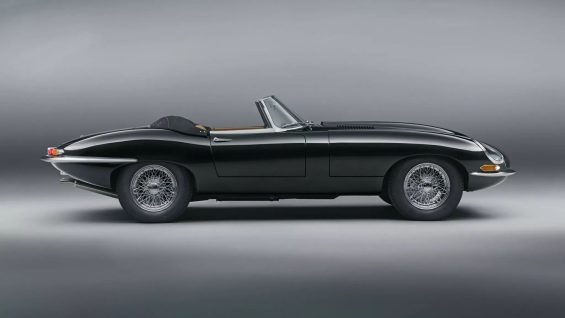 Jaguar Classic E‑type novo preto lateral parado