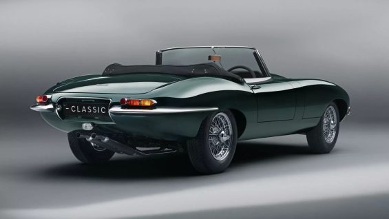 Jaguar Classic E‑type novo verde traseira parado