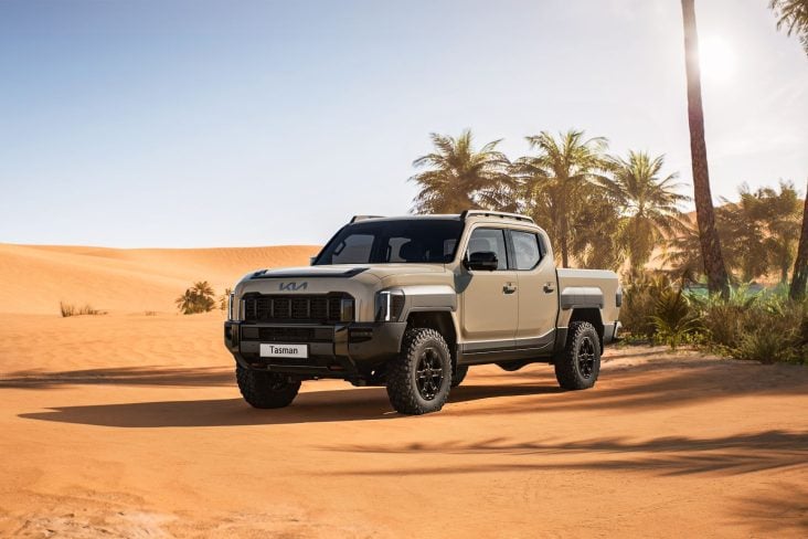 kia tasman x pro cabine dupla bege frente parada em oásis no deserto