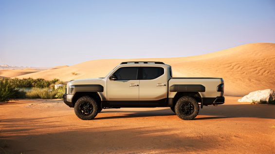 kia tasman x pro cabine dupla bege lateral parada em oásis no deserto