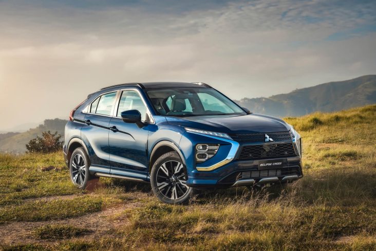 Mitsubishi Eclipse Cross azul estacionado de frente em ambiente fora de estrada