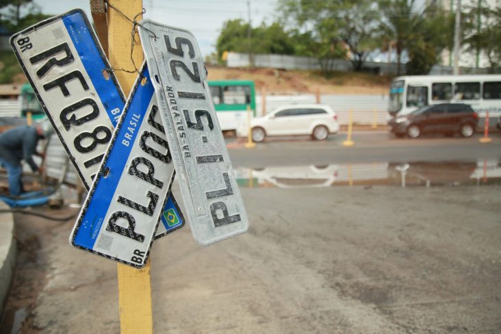 shutterstock placa clonada placas merocsul e model antigo pensuradas em um poste