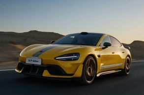 xiaomi su7 ultra amarelo frente em movimento
