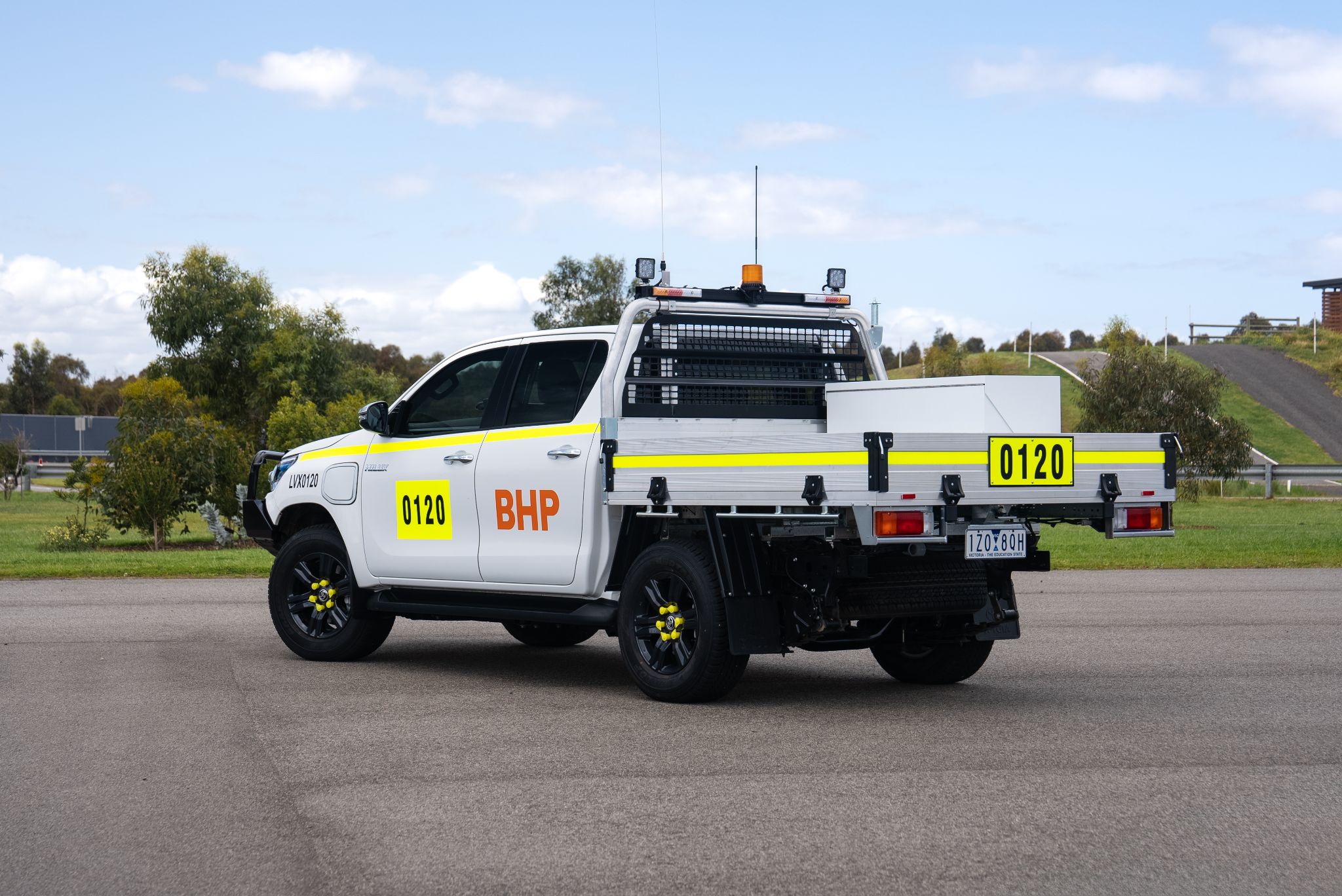toyota hilux bev double cab chassis prototype traseira