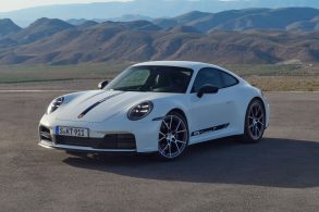 porsche 911 carrera t 2025 branco frente parado