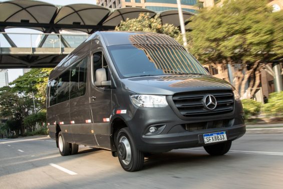 Mercedes Benz Sprinter 2025 passageiros frente em movimento