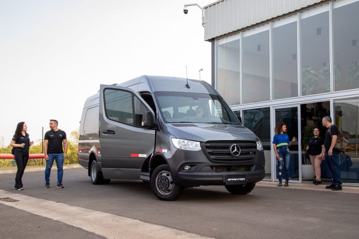 Mercedes Benz Sprinter passageiros 2025 cinza frente parada