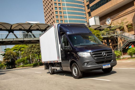 Mercedes Benz Sprinter truck 2025 azul frente