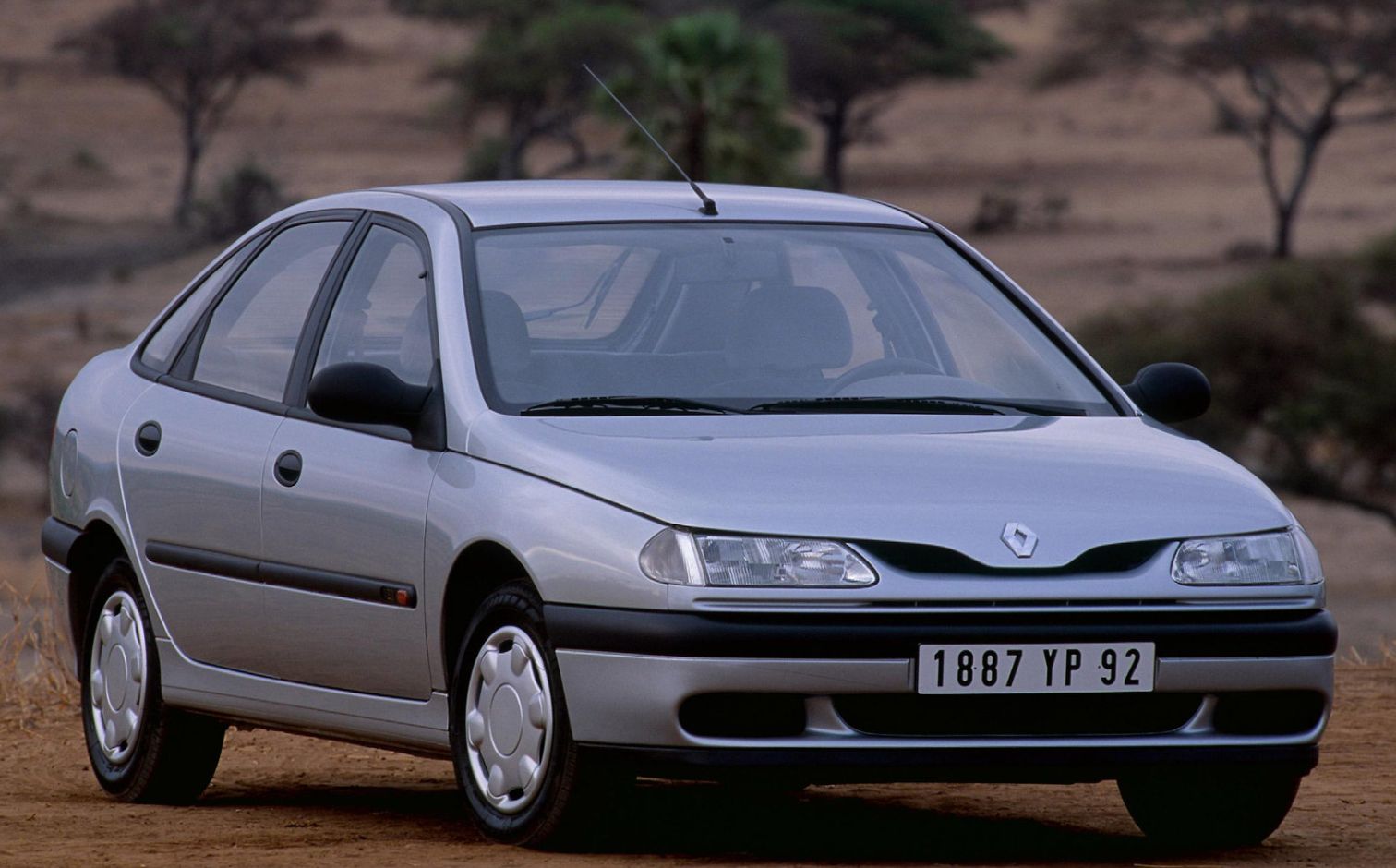 RENAULT LAGUNA 1998 PRATA FRENTE E LATERAL