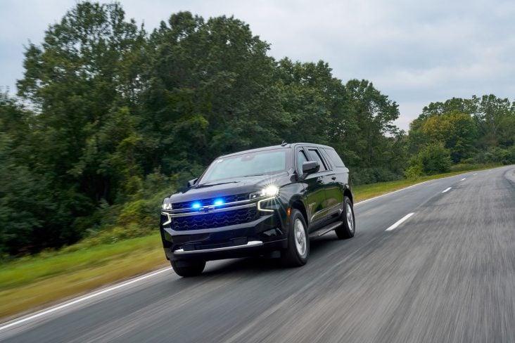 Chevrolet Suburban Shield 2024 preto frente em movimento