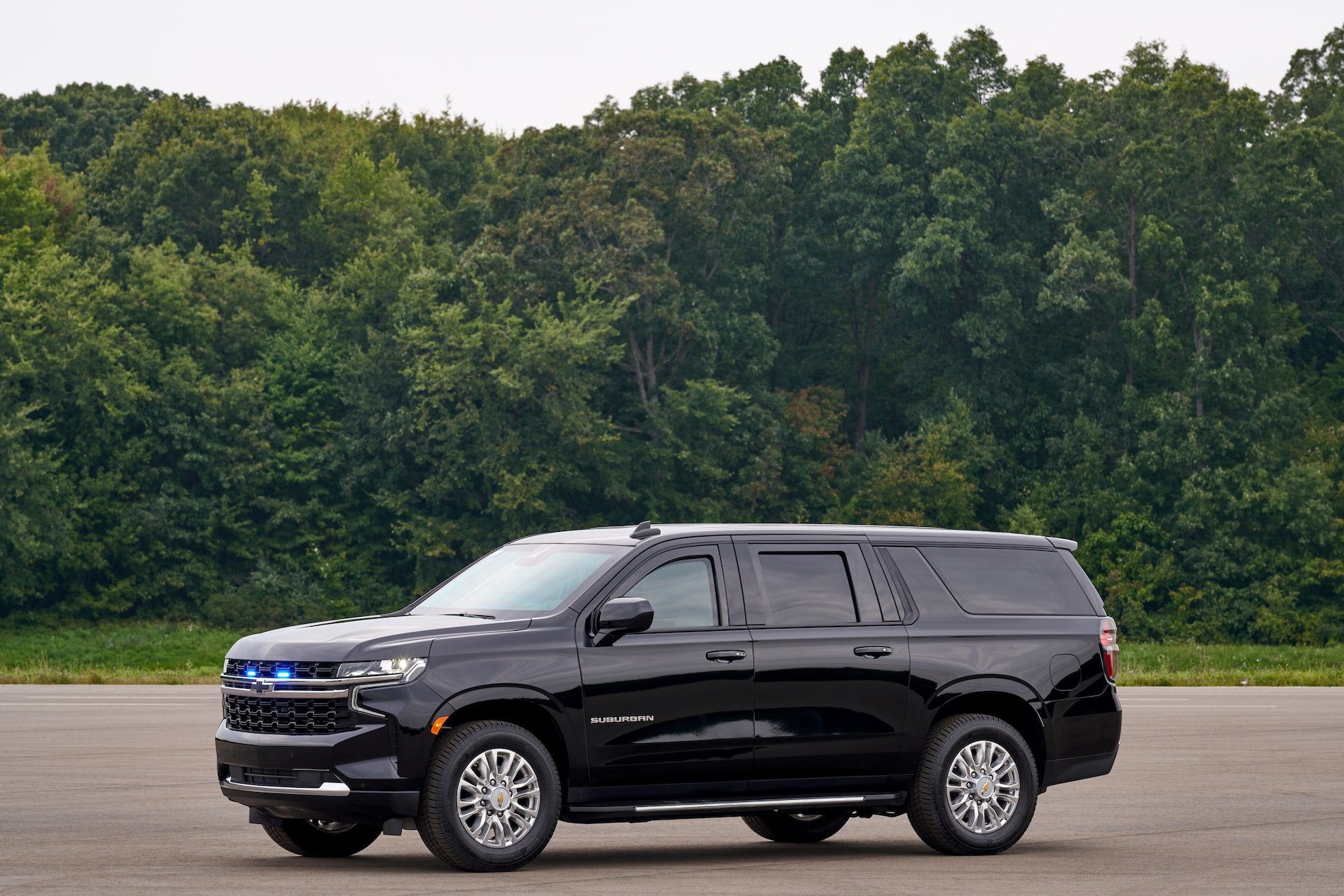 Chevrolet Suburban Shield 2024 preto frente parado