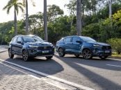 Fiat Fastback Impetus Hybrid 2025 azul amalfi e fiat pulse impetus hybrid frente parados