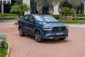 Fiat Fastback Impetus Hybrid 2025 azul amalfi frente parado