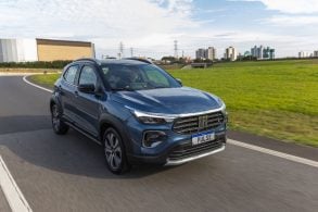 Fiat Pulse Impetus Hybrid 2025 Azul Amalfi frente em movimento (2)