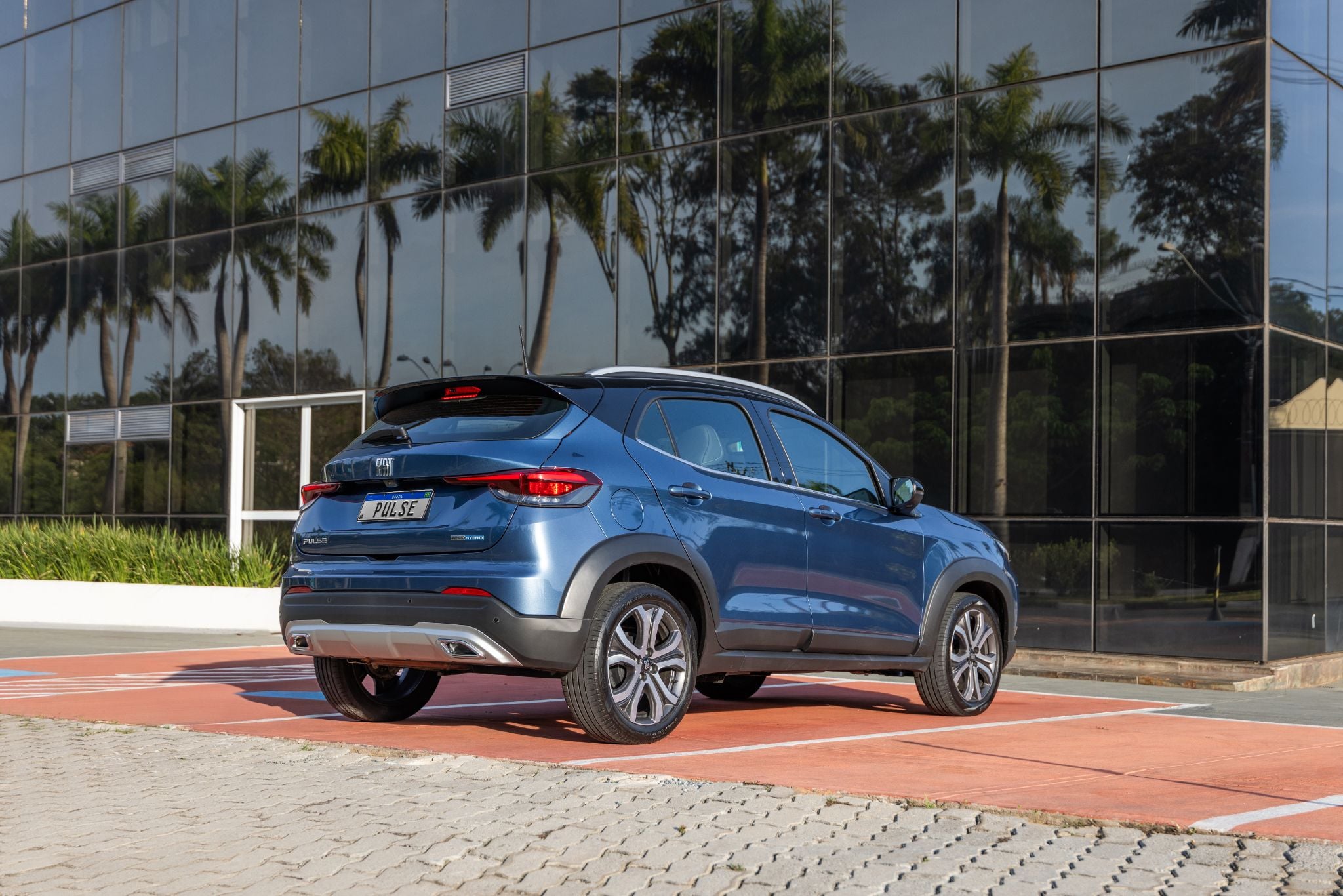 Fiat Pulse Impetus Hybrid 2025 Azul Amalfi traseira parado (2)