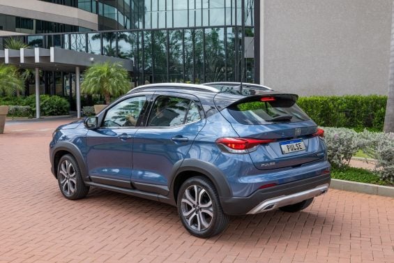 Fiat Pulse Impetus Hybrid 2025 Azul Amalfi traseira parado