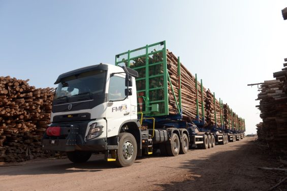 Volvo FMX 6x6 hexatrem frente