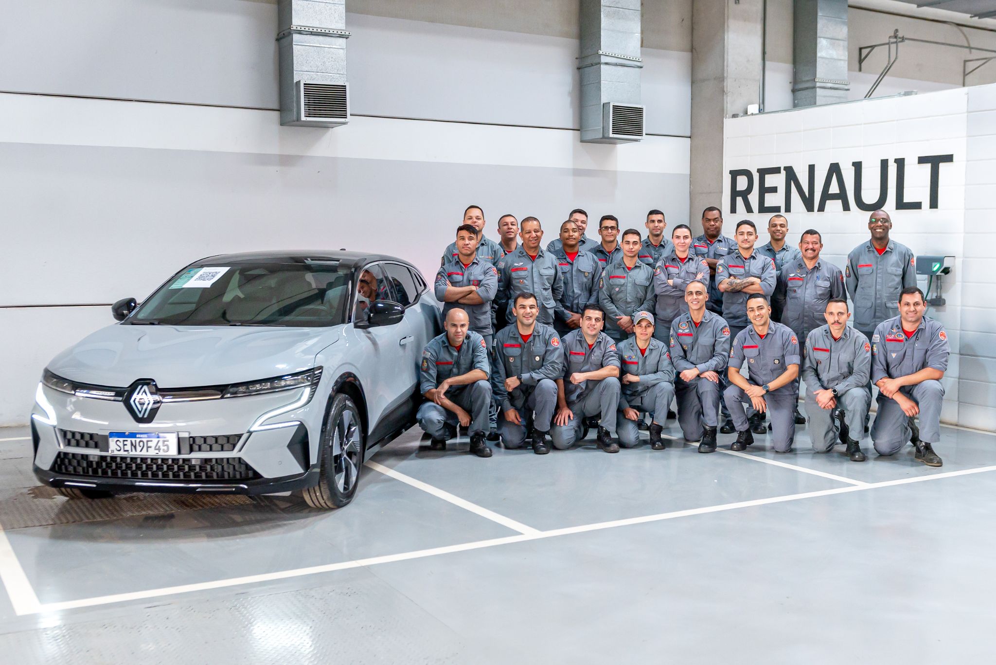 Renault treina bombeiros contra incêndios em carros elétricos