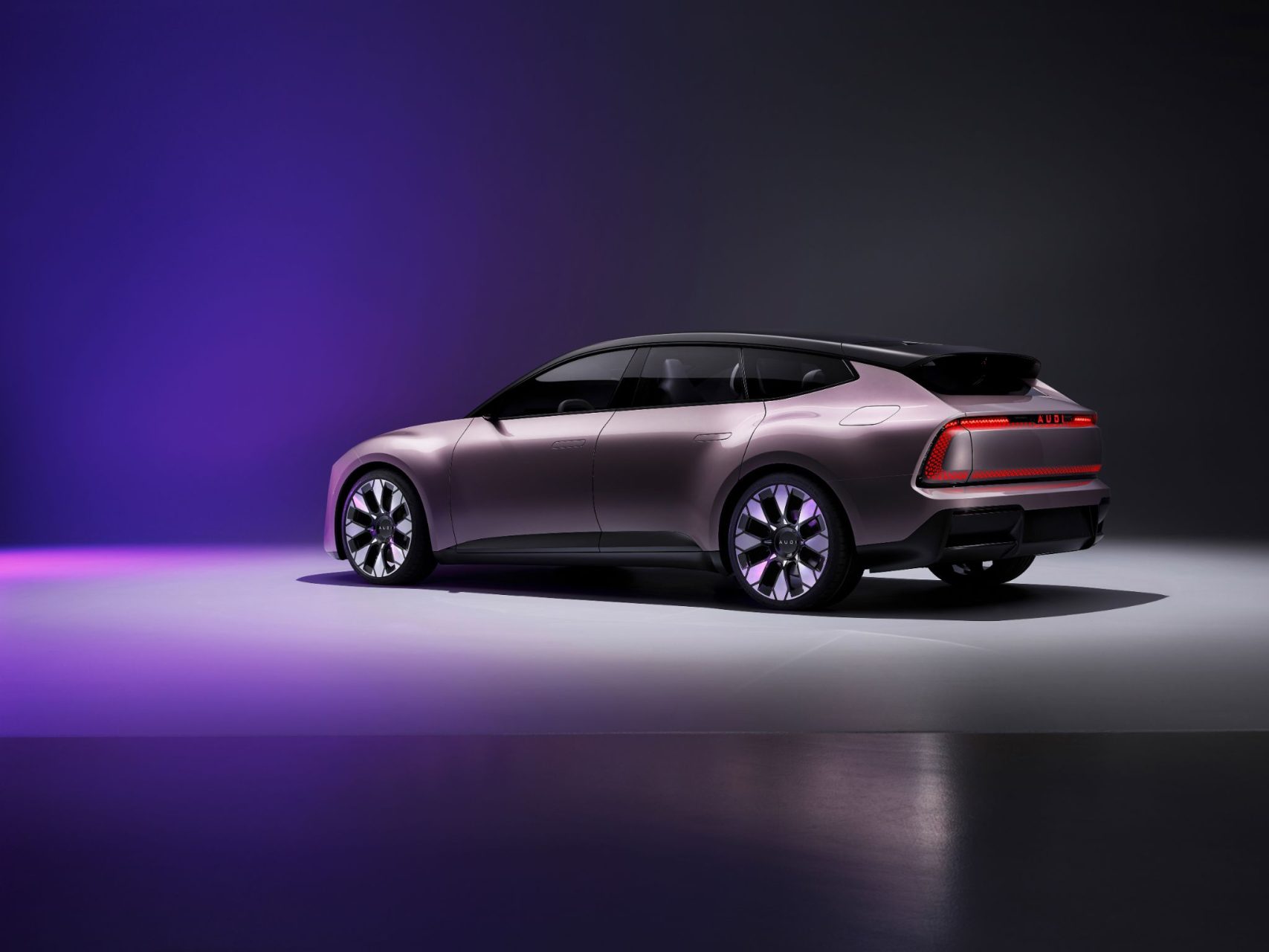 audi e concept violeta traseira parado