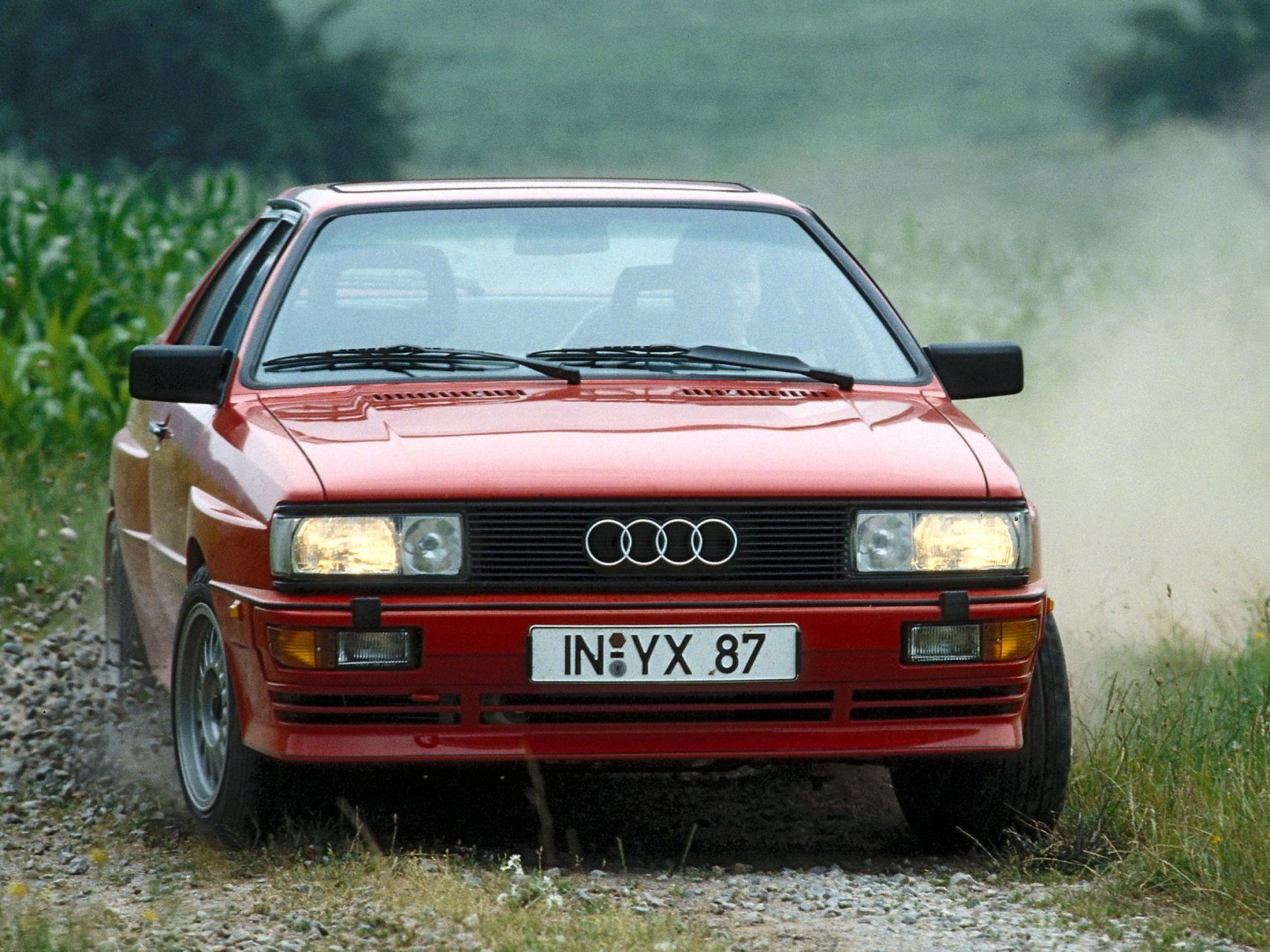 audi quattro 2 2 turbo 20v vermelho frente fazendo curva no cascalho