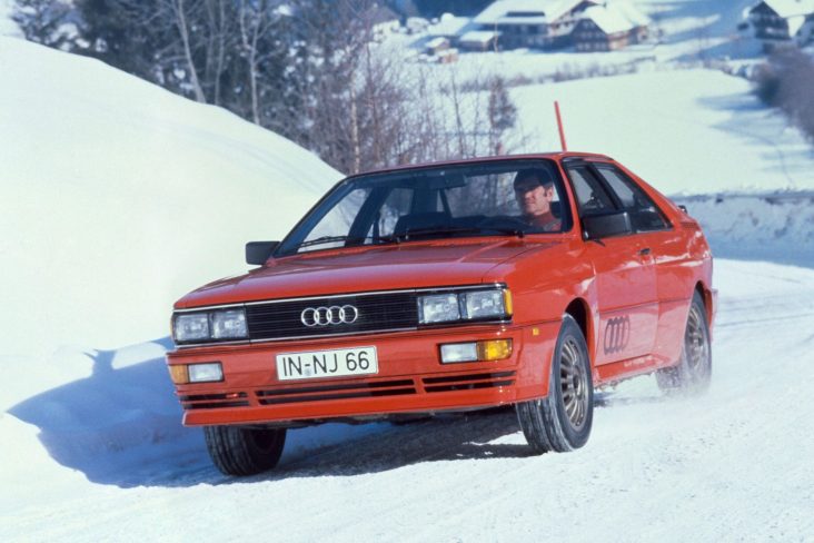 audi quattro 1980 vermelho subindo montanha coberta por neve