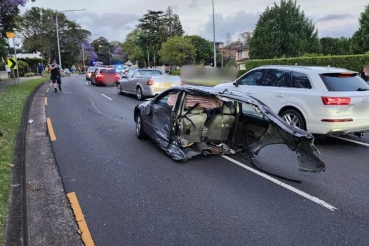 Acidente grave Mazda 6 prata partido ao meio avenida de Sidney Austrália