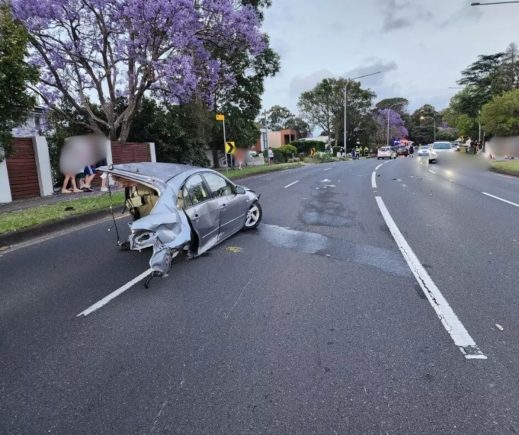 Mazda 6 prata partido ao meio visto de lado avenida de Sidney Austrália