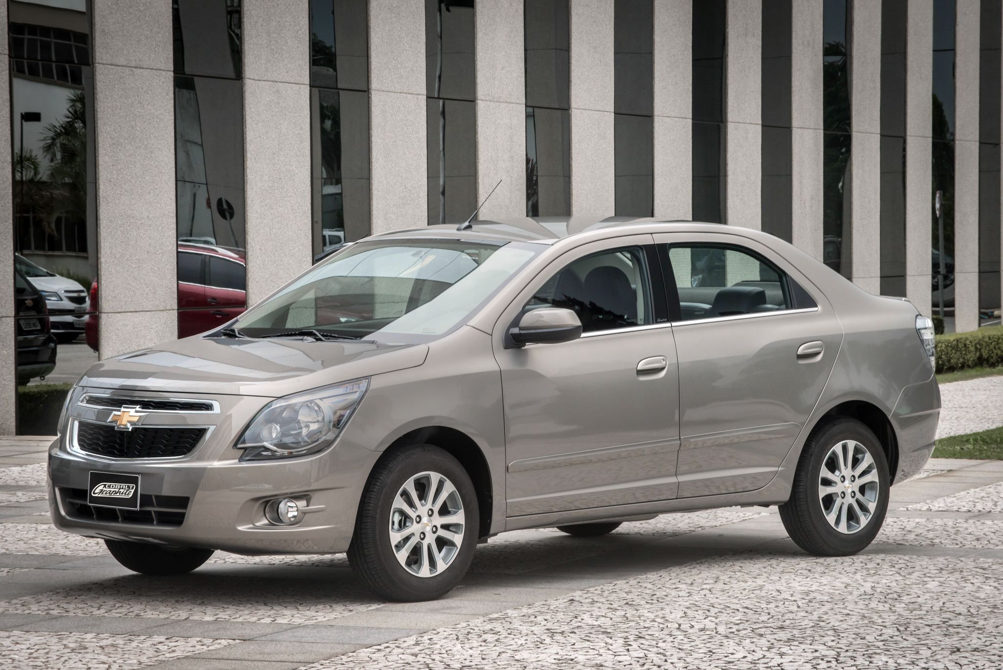 CHEVROLET COBALT GRAFITT 2015 PRATA FRENTE LATERAL