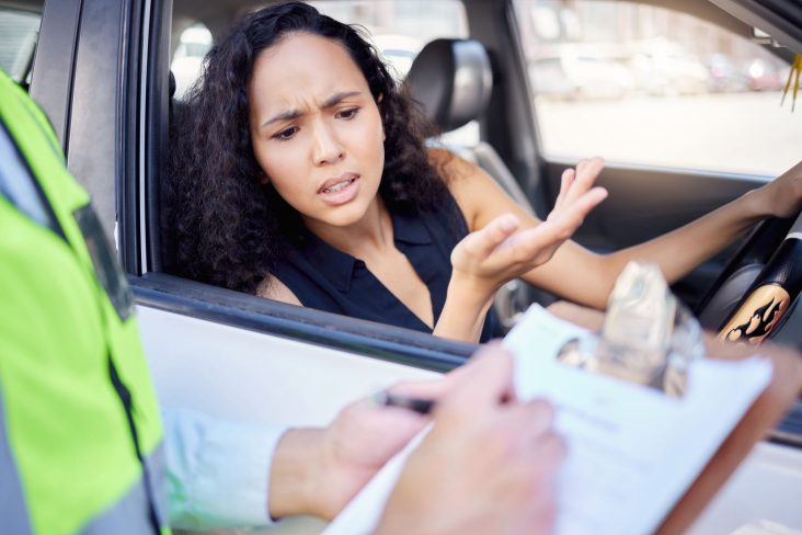 Mulher indignada sento autuada por um agente de trânsito multa