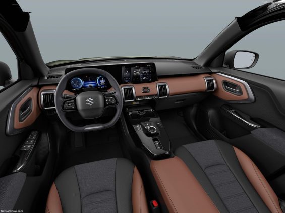 Suzuki e Vitara 2025 Interior em preto e marrom painel com multimídia