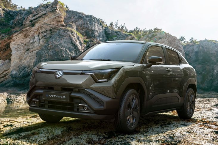 Suzuki e Vitara 2025 verde militar em ambiente montanhoso