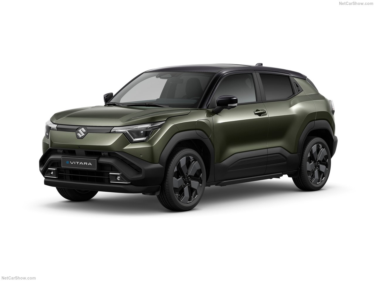 Suzuki e Vitara 2025 verde militar frente e lateral imagem estúdio