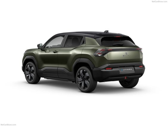 Suzuki e Vitara 2025 verde militar traseira e lateral imagem estúdio