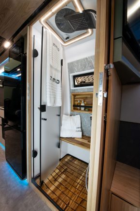 Marcopolo Motorhome NOMADE interior banheiro