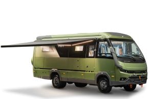 Marcopolo Motorhome NOMADE verde frente parado com toldo extendido