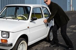 Polski Fiat 126p de Tom Hanks com o ator