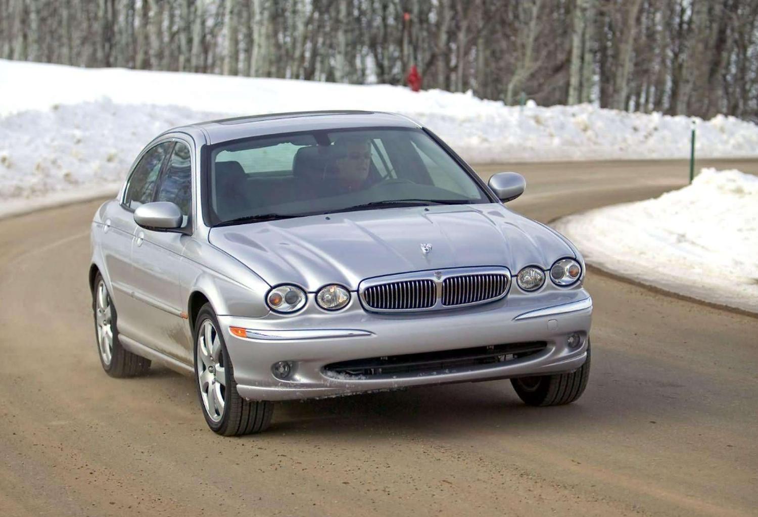 JAGUAR X TYPE 2003 PRATA FRENTE EM MOVIMENTO